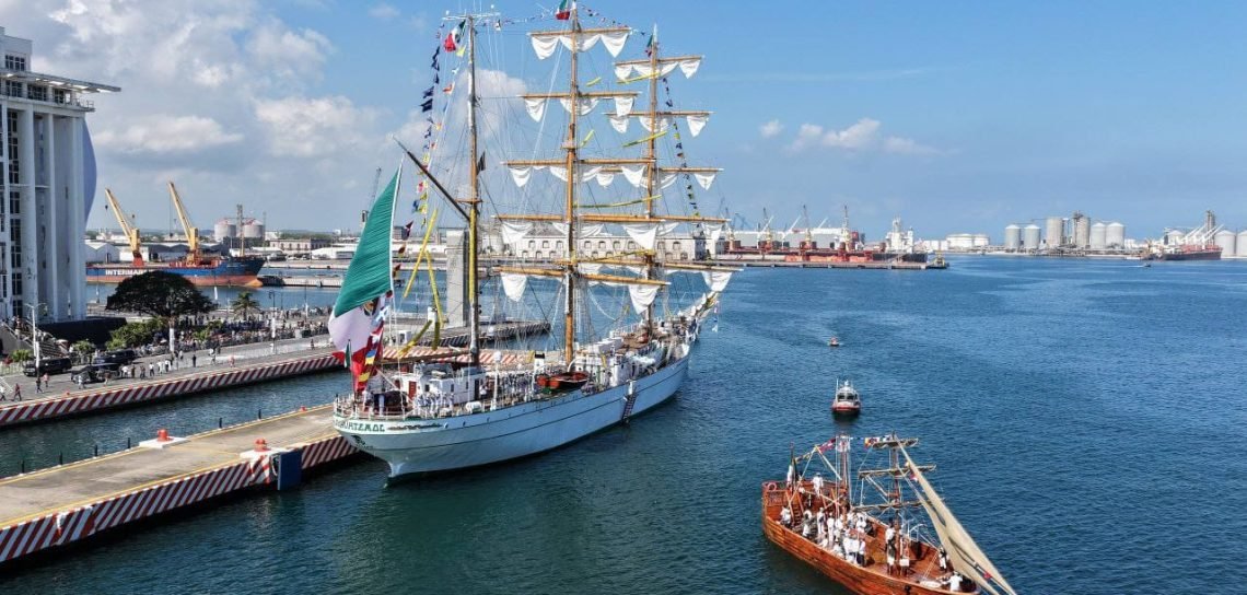 Emotivo recibimiento al Cuauhtémoc en Veracruz con Sheinbaum y Nahle