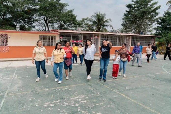 Alcaldesa de Poza Rica recorre escuelas y recoge demandas de la comunidad educativa