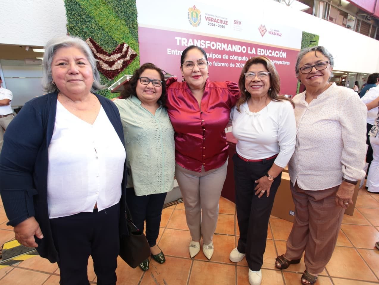 Distribuye SEV más de 10 mil paquetes escolares y equipo de cómputo Distribuye SEV más de 10 mil paquetes escolares y equipo de cómputo