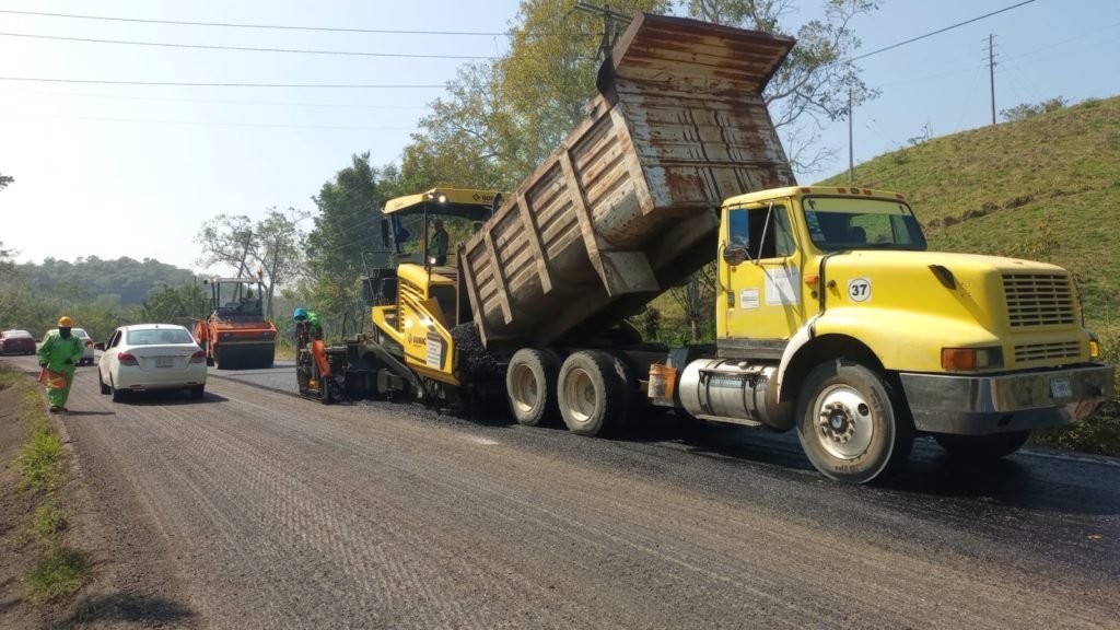 SICT utiliza trenes de pavimentación para dar mantenimiento a carreteras federales de Veracruz