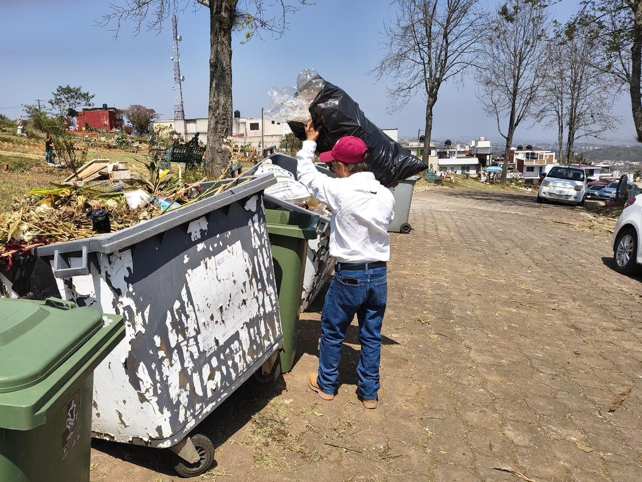 Se realizaron acciones de limpieza en panteones para evitar la propagación del mosco transmisor de dengue Se realizaron acciones de limpieza en panteones para evitar la propagación del mosco transmisor de dengue