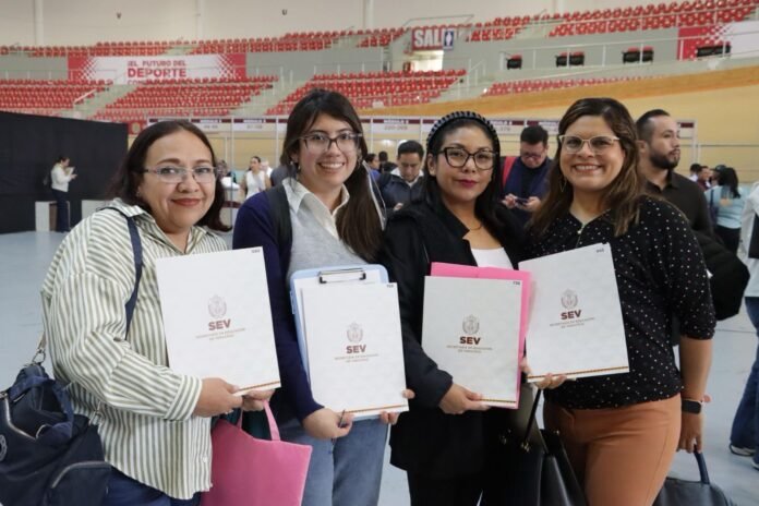SEV entrega 872 órdenes de presentación a docentes en Veracruz