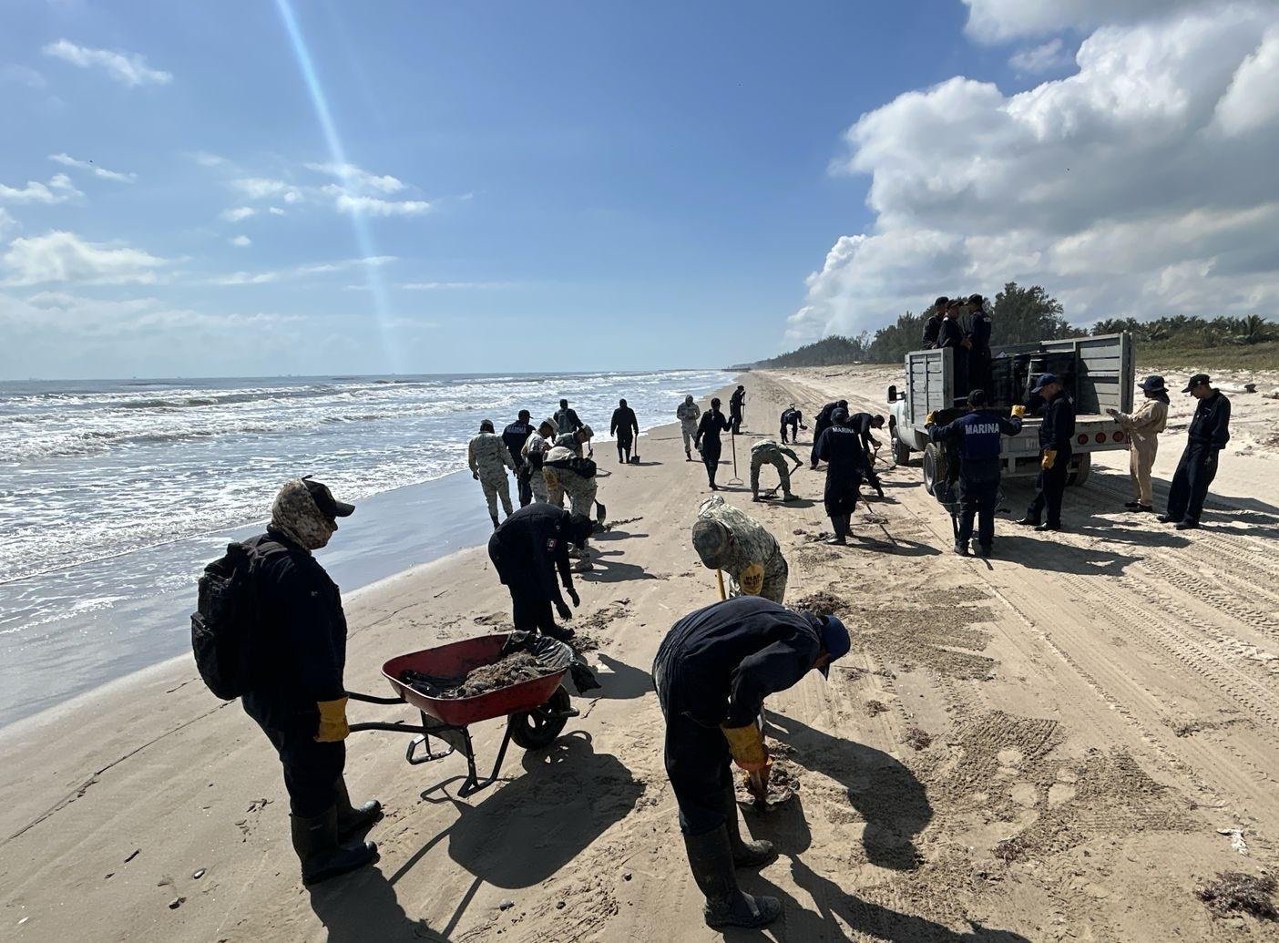 Grupo Interinstitucional despliega más de 2 mil 400 elementos coordinados para atender la presencia de hidrocarburos en costas de Veracruz y Tabasco Grupo Interinstitucional despliega más de 2 mil 400 elementos coordinados para atender la presencia de hidrocarburos en costas de Veracruz y Tabasco