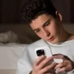 Instasoledad: ¿por qué te sientes solo aunque tienes más amigos que nunca?