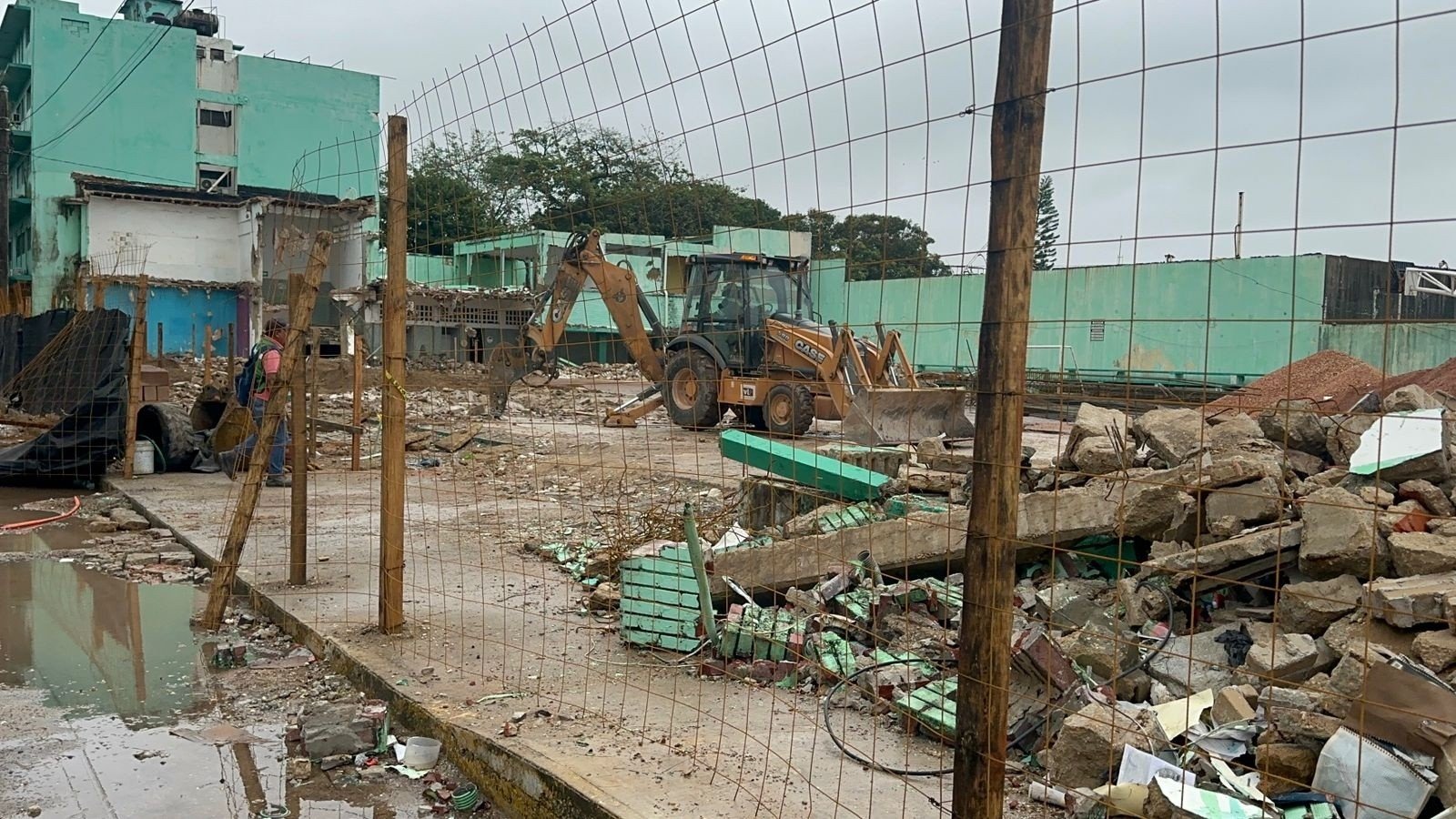 Prevén construcción de cinco tiendas en Coatzacoalcos; sector albañil espera al menos 500 empleos Prevén construcción de cinco tiendas en Coatzacoalcos; sector albañil espera al menos 500 empleos