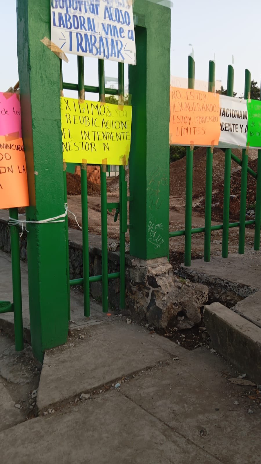 Personal docente y administrativo toman instalaciones de la Escuela de Bachilleres Joaquín Ramírez Cabañas en Coatepec Personal docente y administrativo toman instalaciones de la Escuela de Bachilleres Joaquín Ramírez Cabañas en Coatepec