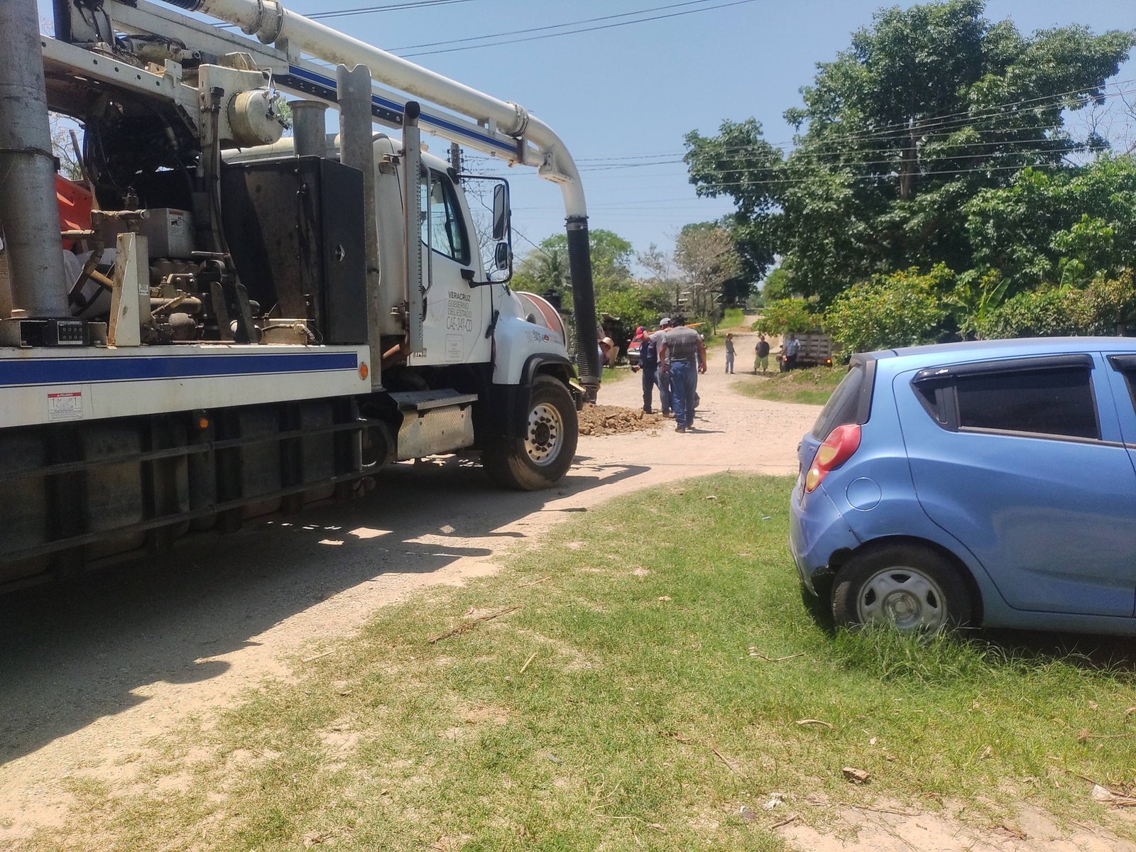 Al reporte de fallas del drenaje de la población de Suchilapan el presidente municipal constitucional de Jesús Carranza, Ver. M.V.Z Ranferi Plata Rodríguez, atiende las necesidades de su municipio.