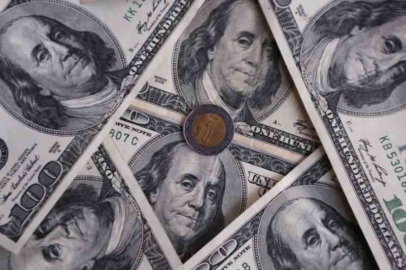 El peso mexicano cae, el DÓLAR HOY sube: ¿viene otra tregua entre EE.UU. e Irán?