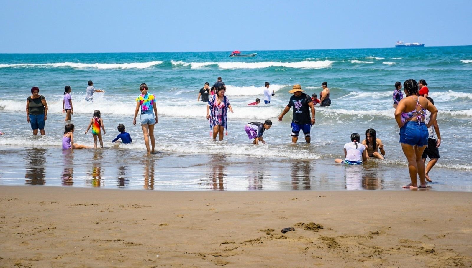 Autoridades emiten recomendaciones para disfrutar la playa de Coatzacoalcos