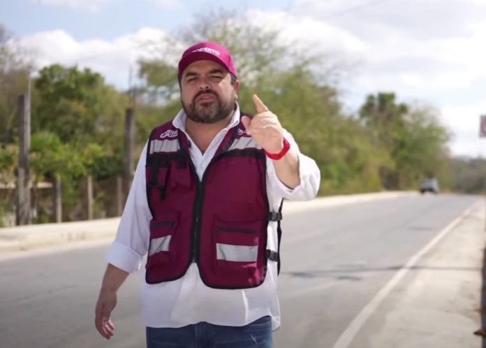 Roberto San Román inicia obra carretera en la comunidad de Palmito