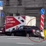 Muere actriz al ser arrollada por motociclista, grababa una arriesgada acrobacia | VIDEO
