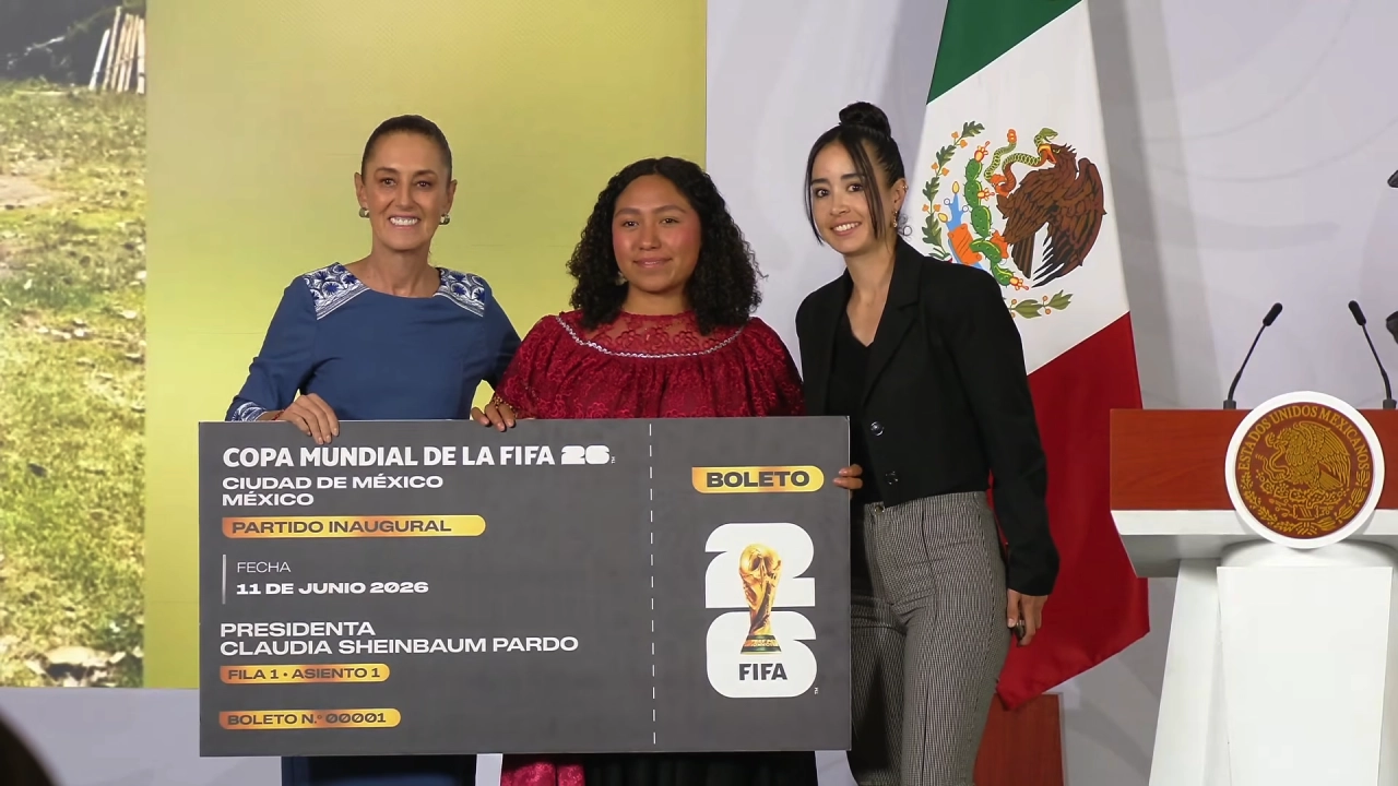 Sheinbaum regala su boleto del Mundial 2026 a joven indígena de Veracruz Sheinbaum regala su boleto del Mundial 2026 a joven indígena de Veracruz