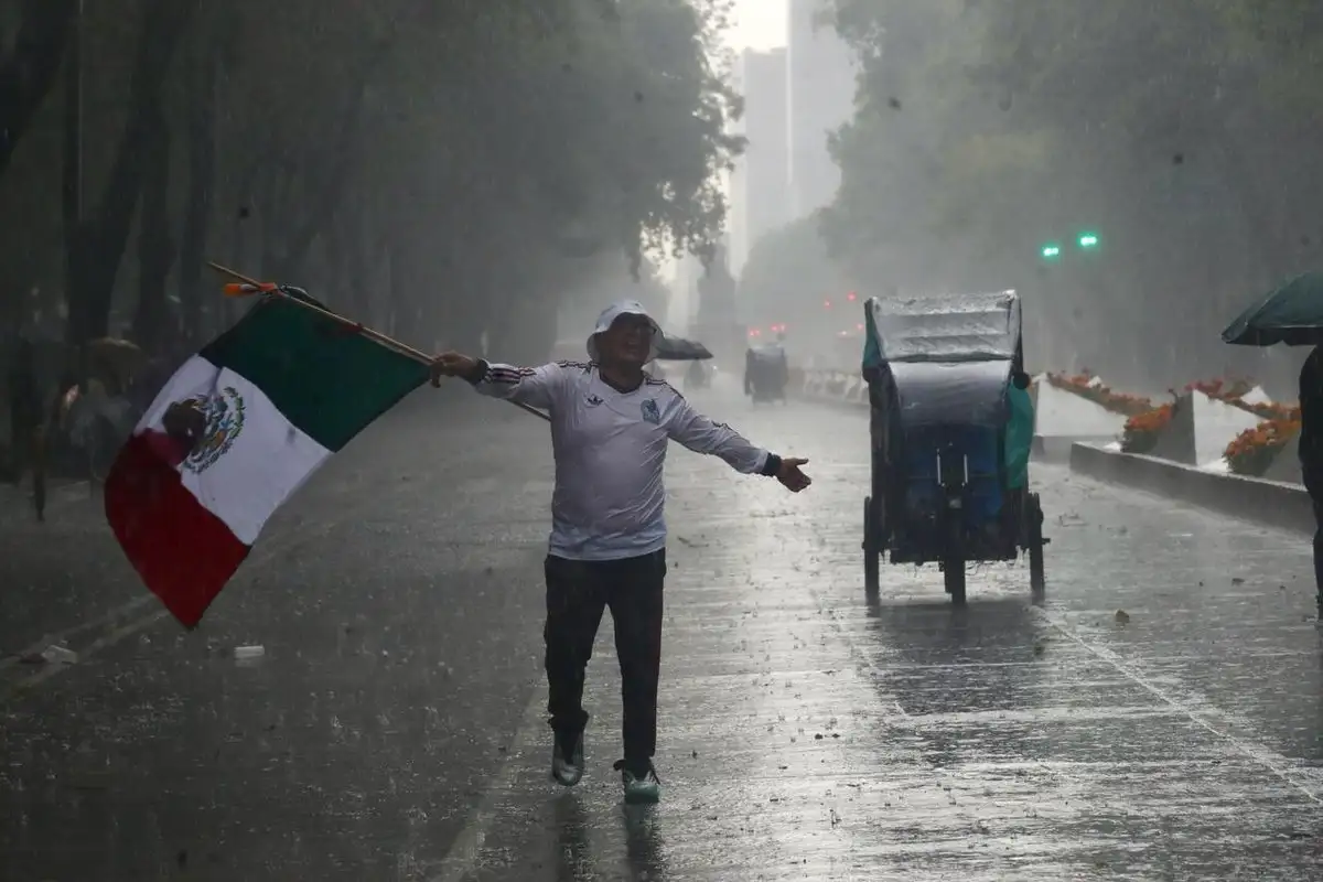 Con lluvia incluida, aficionados celebran al Tricolor tras el debut del Mundial 2026 Con lluvia incluida, aficionados celebran al Tricolor tras el debut del Mundial 2026
