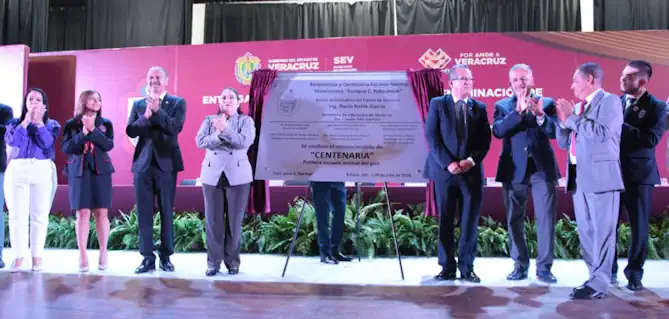 Recibe la Benemérita Escuela Normal Veracruzana denominación de Centenaria Recibe la Benemérita Escuela Normal Veracruzana denominación de Centenaria