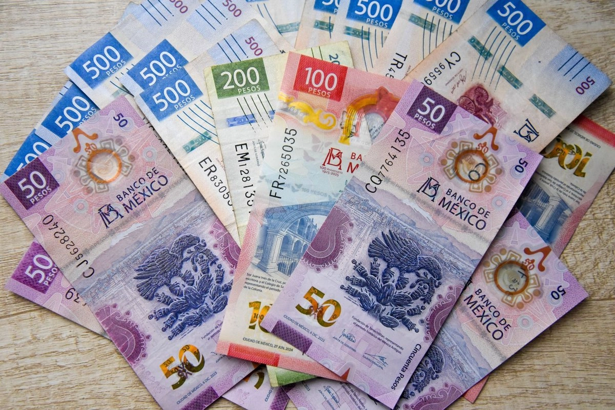 Cierra el peso abajo de 17 por dólar por primera vez en 2 años Cierra el peso abajo de 17 por dólar por primera vez en 2 años