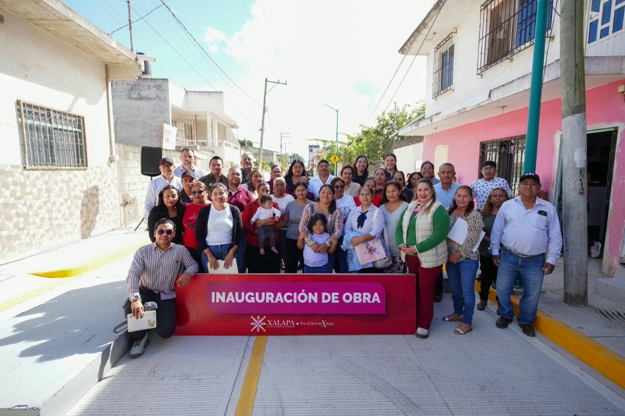 Autoridades municipales inauguran obra de pavimentación integral y ponen en marcha una más Autoridades municipales inauguran obra de pavimentación integral y ponen en marcha una más