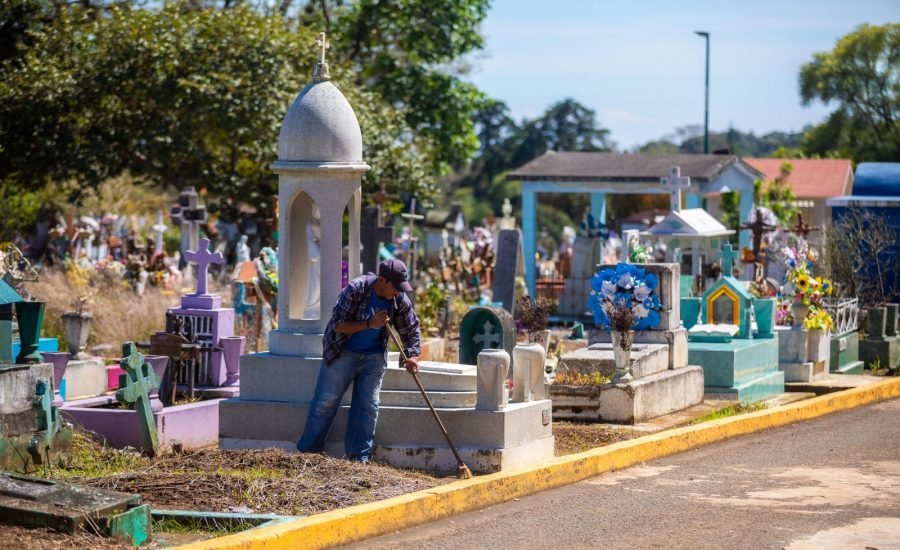 Xalapa prepara sus panteones para recibir hasta 45 mil visitantes por el Día de Muertos Xalapa prepara sus panteones para recibir hasta 45 mil visitantes por el Día de Muertos