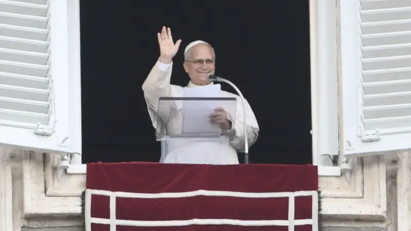 El papa León XIV hace su primera aparición pública tras ser operado por un cáncer de pulmón y «no hay motivos clínicos» que impidan su viaje a Sudamérica